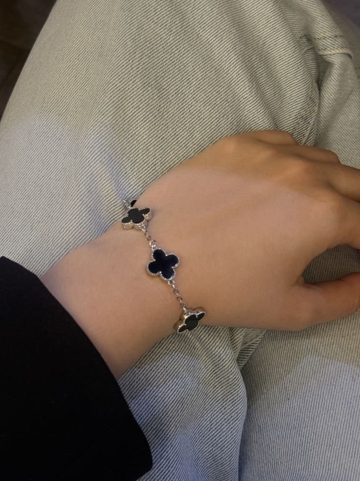 Bracelet homme élégant – chaîne argentée et 6 charms trèfles noirs